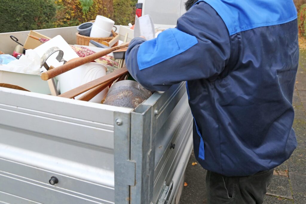 Geplante Verladung von Hausrat in einen Anhänger während einer Haushaltsauflösung in Bedburg-Lipp.