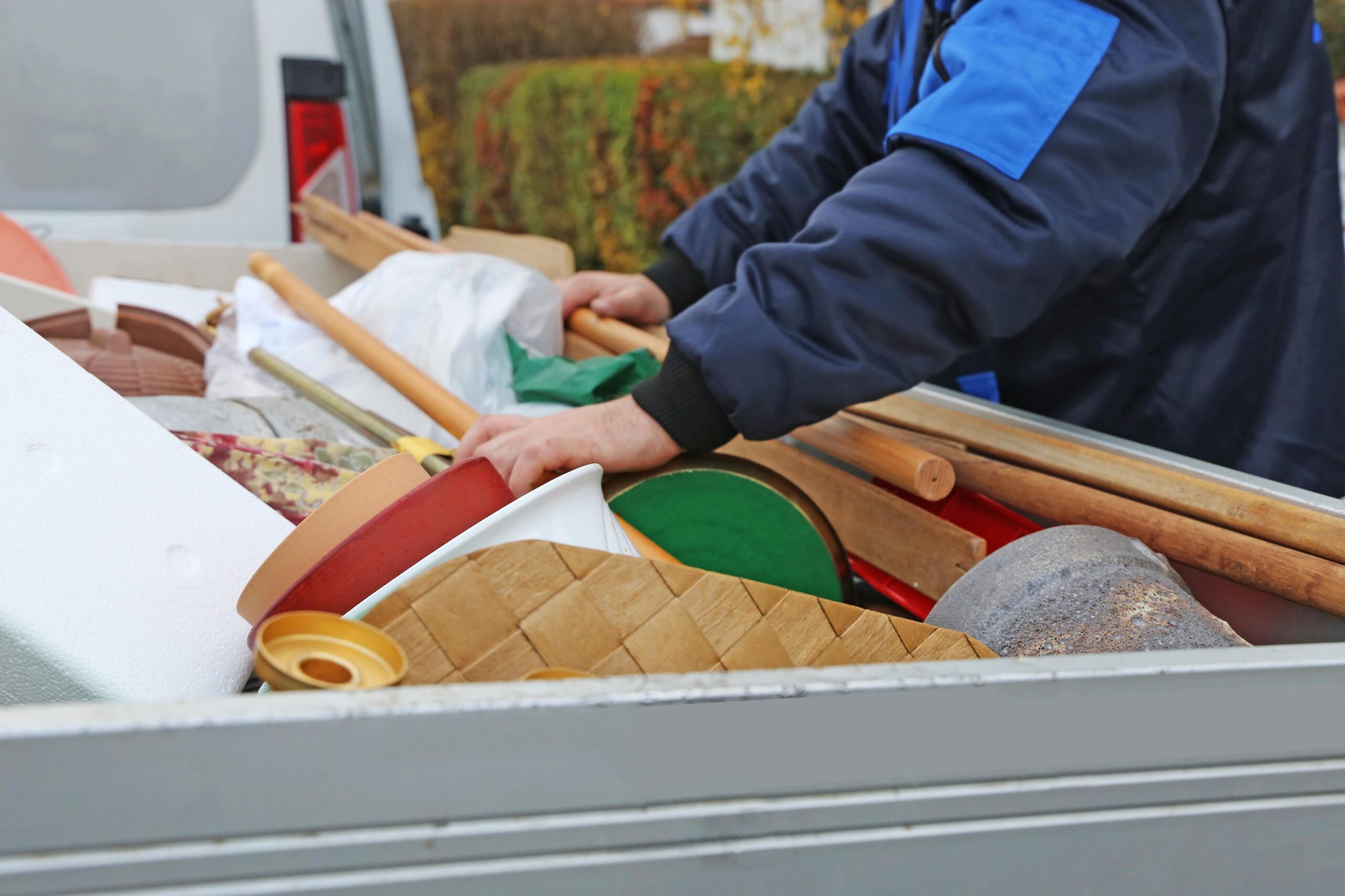 Sorgfältige manuelle Trennung von Materialien zur Maximierung der Recyclingquote in Bedburg.